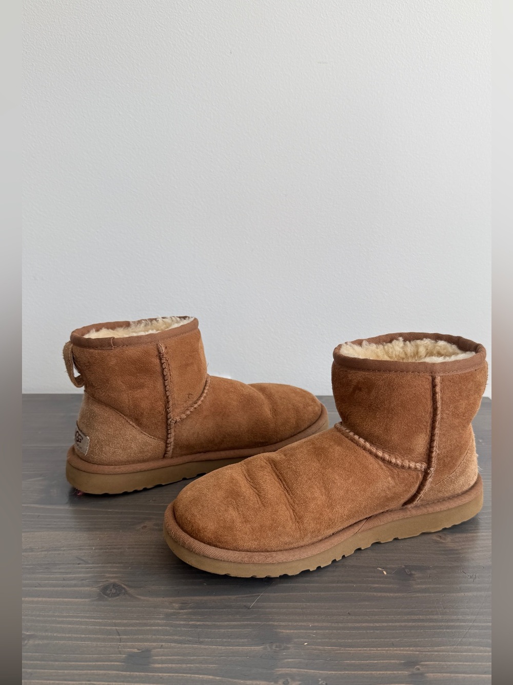 UGG classic mini boots
Size 6